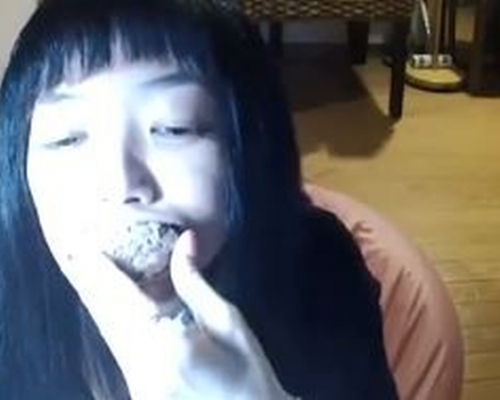 起初她在鏡頭前努力咀嚼，看起來並沒有異樣。(網圖)