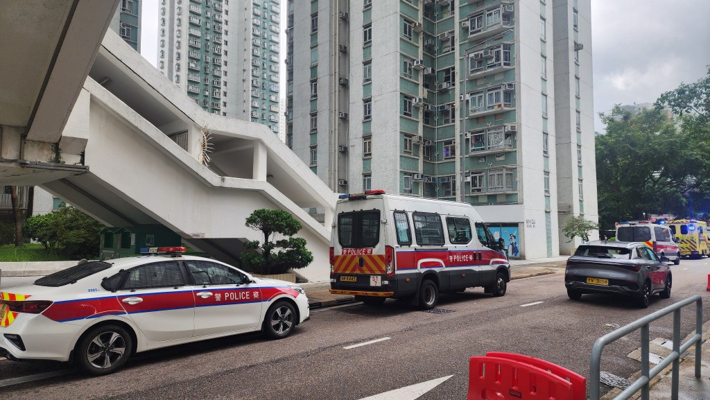 多部警車停泊事發大廈外。 多部警車停泊事發大廈外。