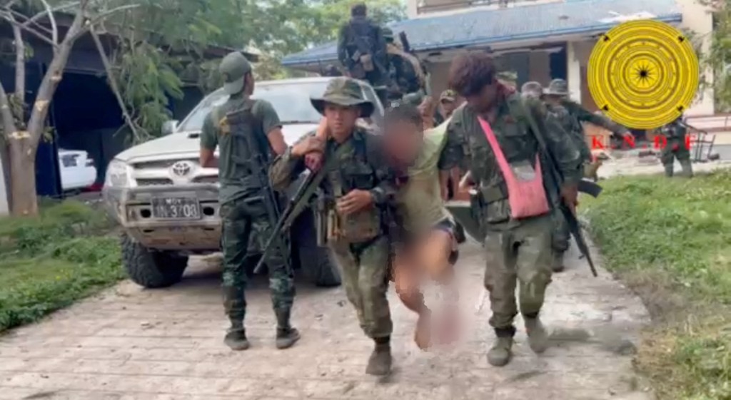 在壘固，一名投降的緬甸政府軍被抬走。 路透社