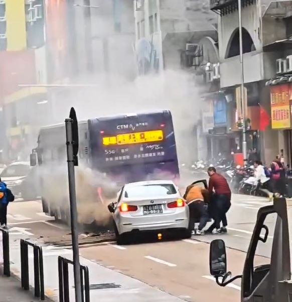 途人合力將女司機救出車外。網上影片截圖