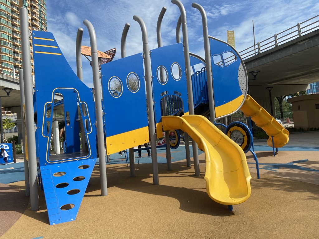 公園位處舊機場附近，選擇以飛機為主題。