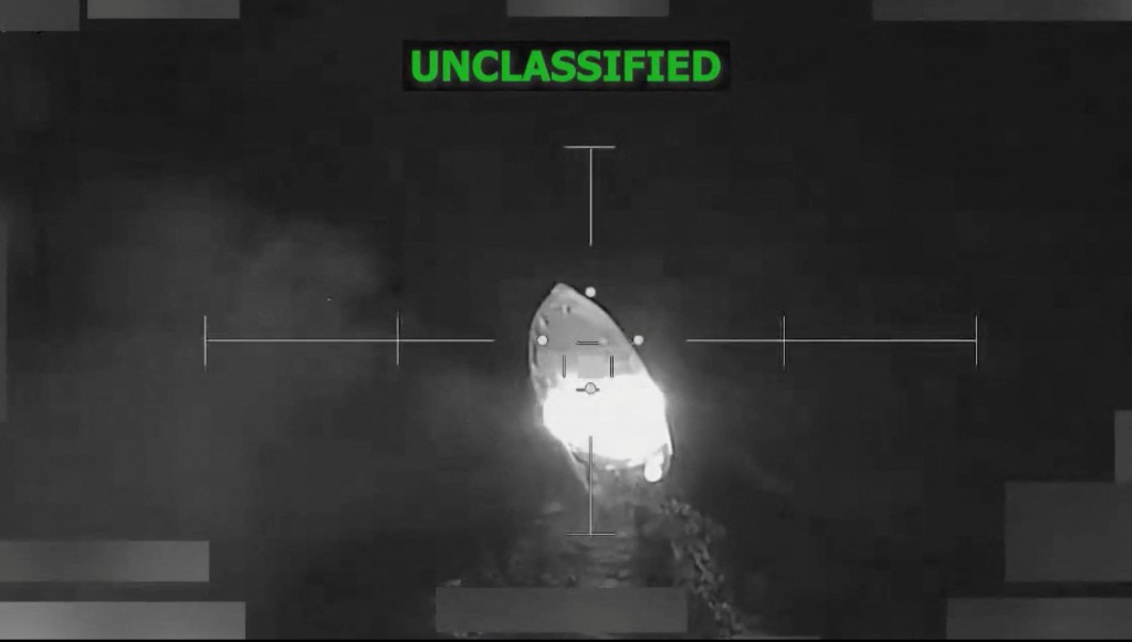 美軍指共有2船被擊中，造成5人死亡。路透社