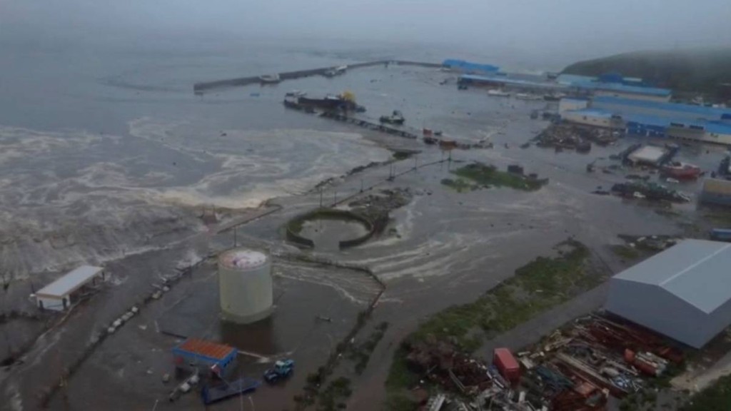 海水淹沒俄羅斯北庫里爾斯克。路透社