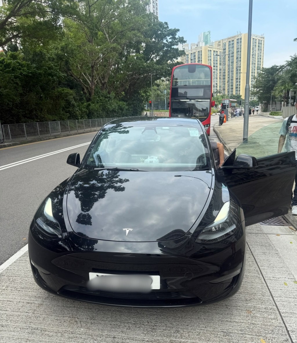 警方在青衣截獲的白牌車。 警方在青衣截獲的白牌車。
