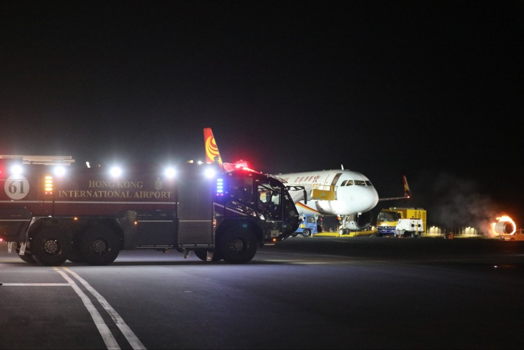 演習模擬一架抵港客機着陸時，其引擎與跑道發生碰撞後起火。