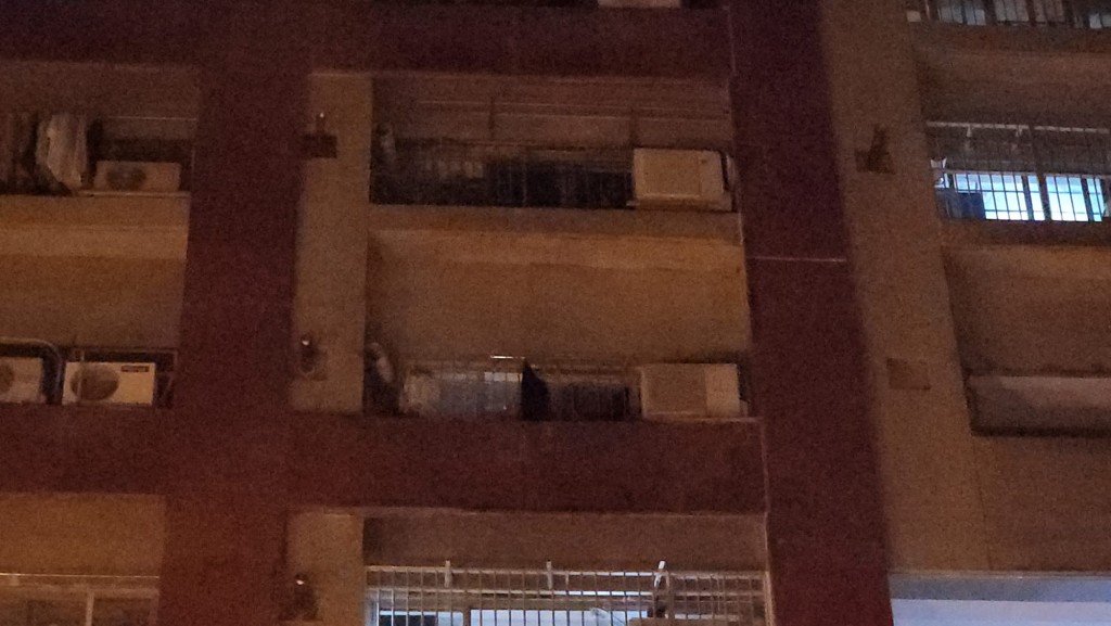 牛頭角道297號觀塘花園2座玉蓮臺一單位冒煙起火。黎志偉攝 牛頭角道297號觀塘花園2座玉蓮臺一單位冒煙起火。黎志偉攝