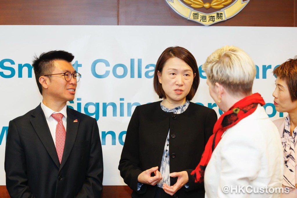 海關助理關長（邊境及港口）蔣依莉指，今次簽署的合作備忘錄將進一步深化香港海關與城大的夥伴關係，加強雙方在訓練、繁育和科研等方面的合作，共同推動搜查犬的智能化管理。香港海關fb圖片