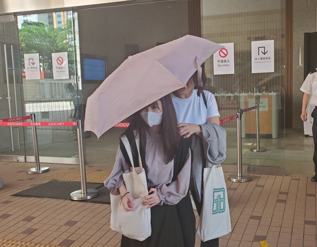 死者鍾志強的女兒(前)及胞妹(後)。 資料圖片