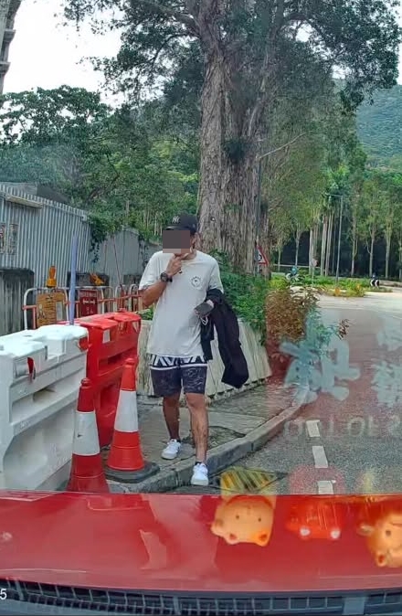 戴太陽眼鏡、黑色鴨舌帽及白色口罩的男子,在屯門掃管笏截乘的士。fb車cam L(香港群組)圖片 戴太陽眼鏡、黑色鴨舌帽及白色口罩的男子,在屯門掃管笏截乘的士。fb車cam L(香港群組)圖片