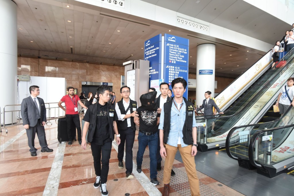 內地沙膽賊珠寶展涉偷四金戒被捕。