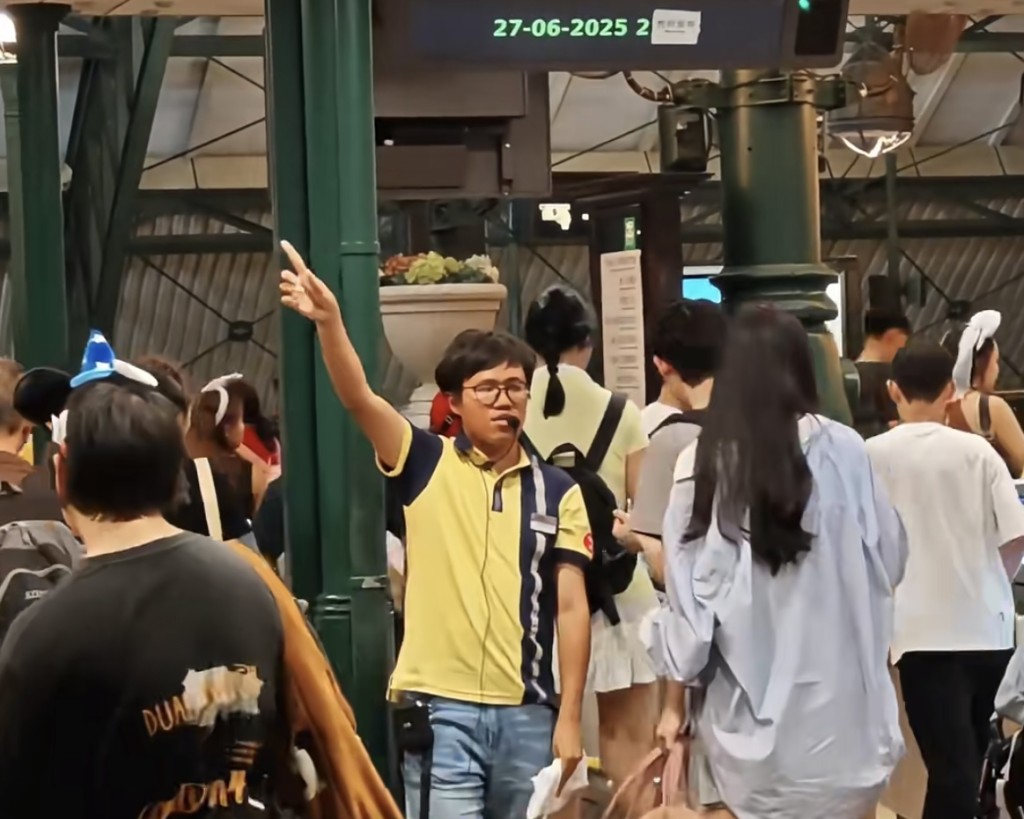 職員左右手配合指示清晰準確。影片擷圖 職員左右手配合指示清晰準確。影片擷圖