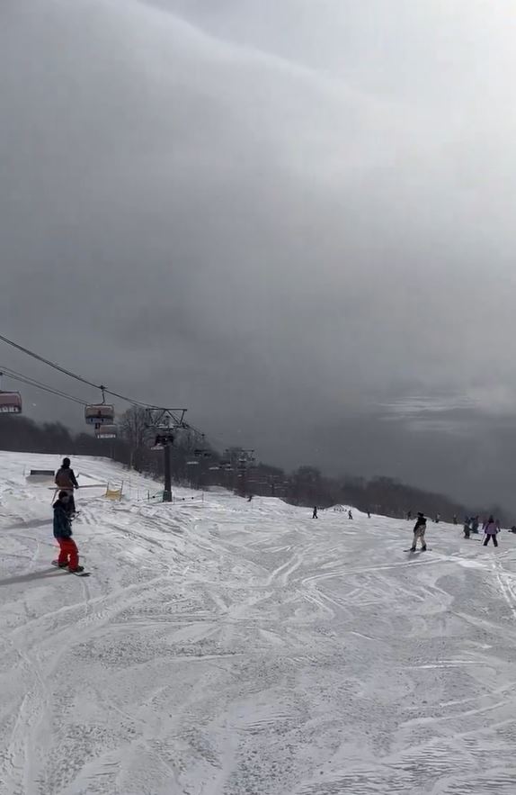 近年，新舄滑雪场越来越受爱好者欢迎。社交平台Ｘ