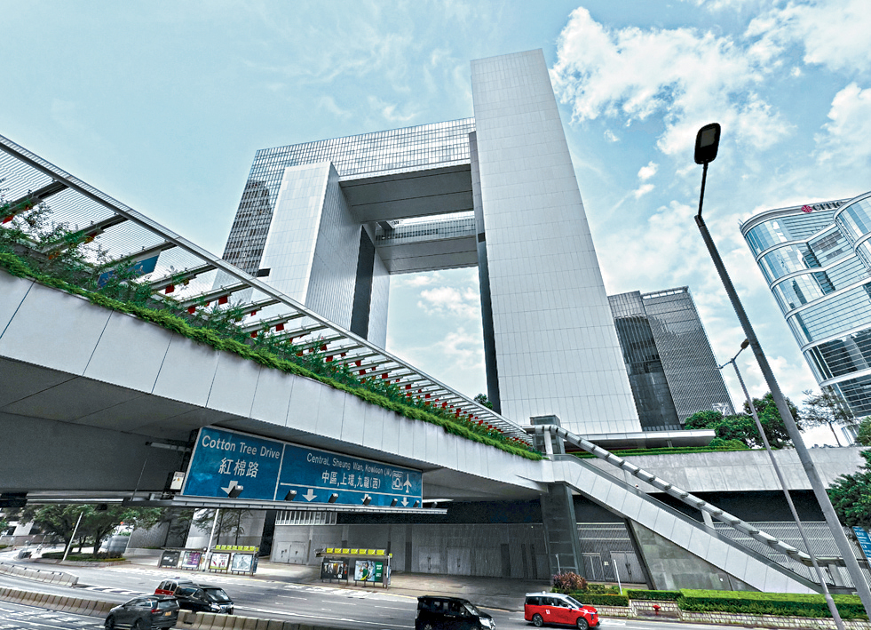 本財政年度首5個月錄得676億港元赤字，較上一期大幅收窄。