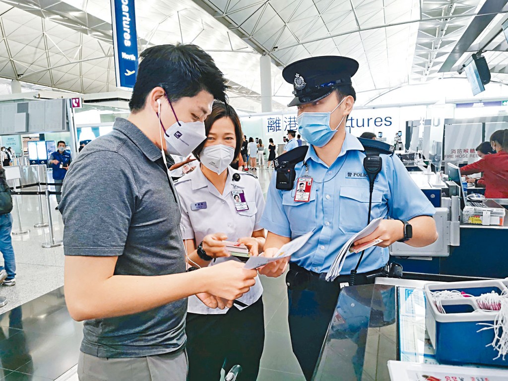 警方連日向離境人士宣傳防騙訊息。