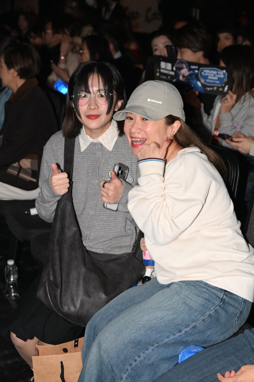 何洛瑤（戴帽者）前來欣賞。