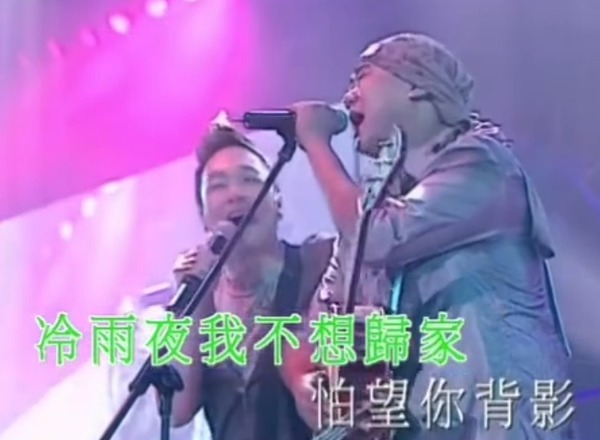 苟偉和師傅黃家強合唱。 苟偉和師傅黃家強合唱。