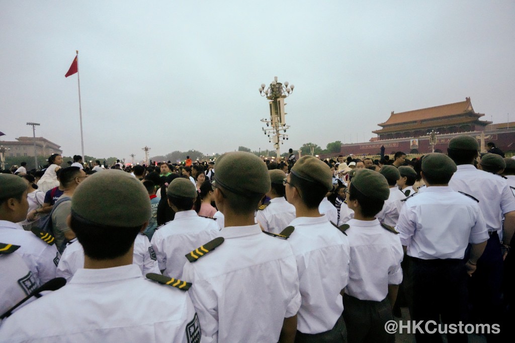 「海關青年領袖團步操及護旗專隊」成員在天安門觀賞升旗禮。海關FB圖片