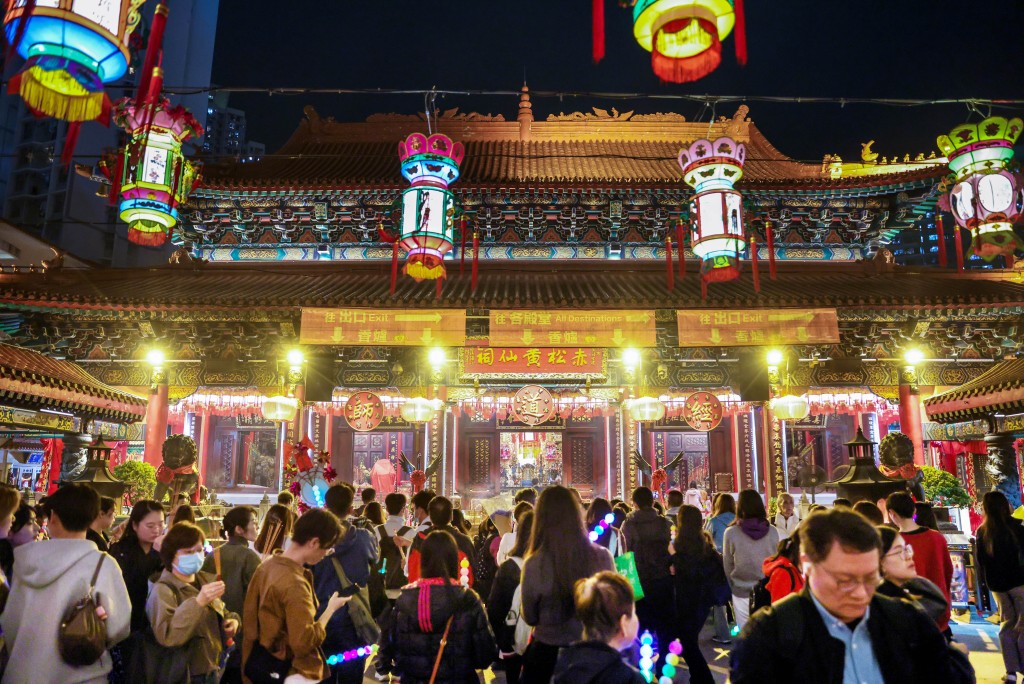 月老不僅牽引姻緣,亦主人際眾緣,包括人緣、貴人緣、財緣、事業緣、子女緣及夫妻緣等,吸引大批善信到場參拜。 月老不僅牽引姻緣,亦主人際眾緣,包括人緣、貴人緣、財緣、事業緣、子女緣及夫妻緣等,吸引大批善信到場參拜。