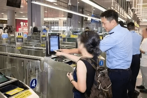 「刷臉」智能通關擴展至青茂口岸及港珠澳大橋口岸珠澳大廳。 澳門警方