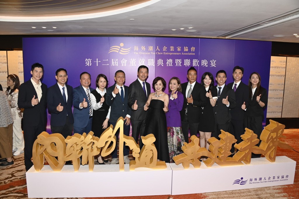 楊政龍(左二)、楊詩詩(左四)、楊其龍(左五)、楊諾思(右七)與楊玳詩(右六)合照。 楊政龍(左二)、楊詩詩(左四)、楊其龍(左五)、楊諾思(右七)與楊玳詩(右六)合照。