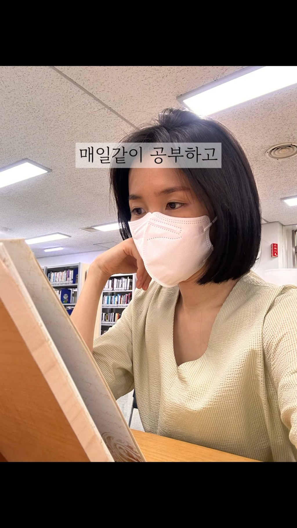 片中超娥透露自己是在去年5月發現患上子宮頸癌,並指發現時是第一期,而腫瘤的直徑為3厘米。 片中超娥透露自己是在去年5月發現患上子宮頸癌,並指發現時是第一期,而腫瘤的直徑為3厘米。