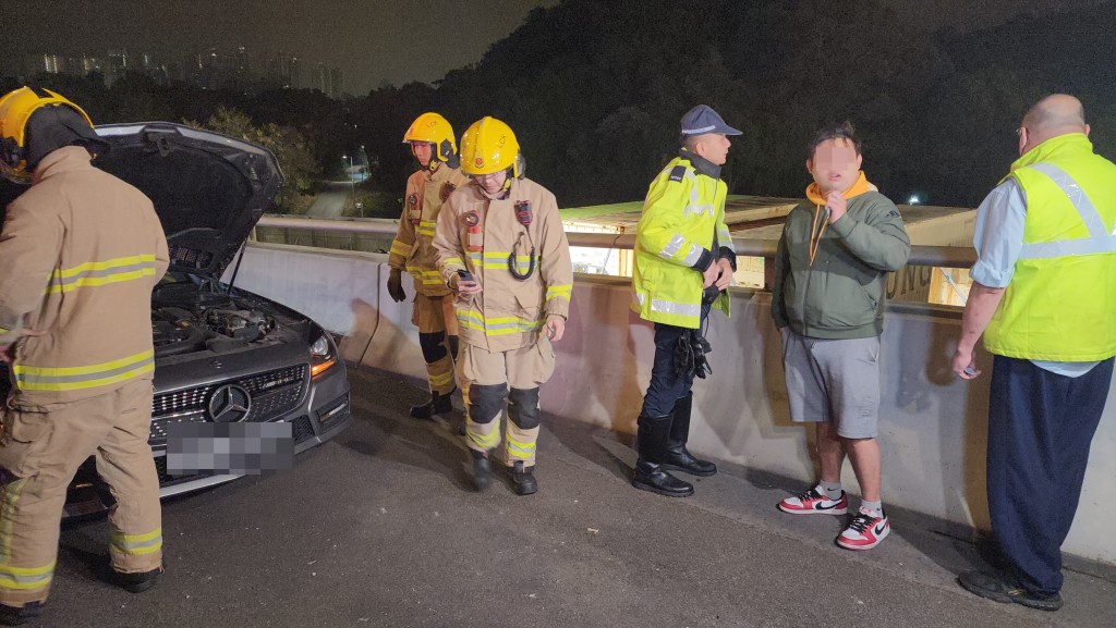 男司机向警员讲述事发经过。 男司机向警员讲述事发经过。