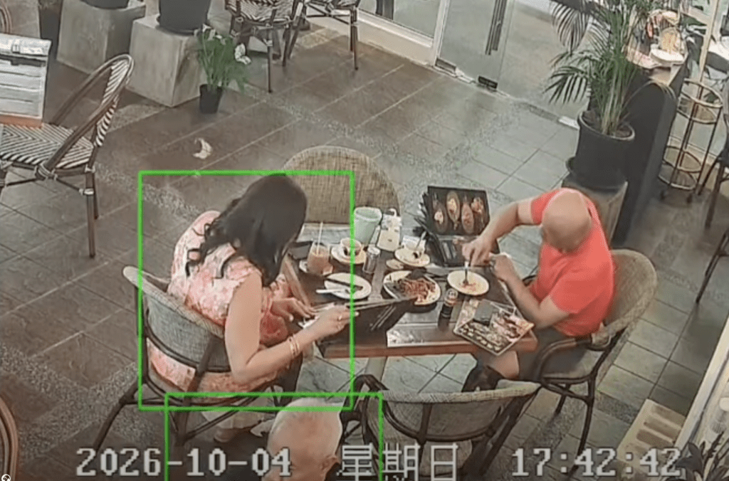 據畫面顯示，男食客用膳期間多次將手伸進T恤內，疑似拔下身體毛髮，再把不明物體放入炒粿條。