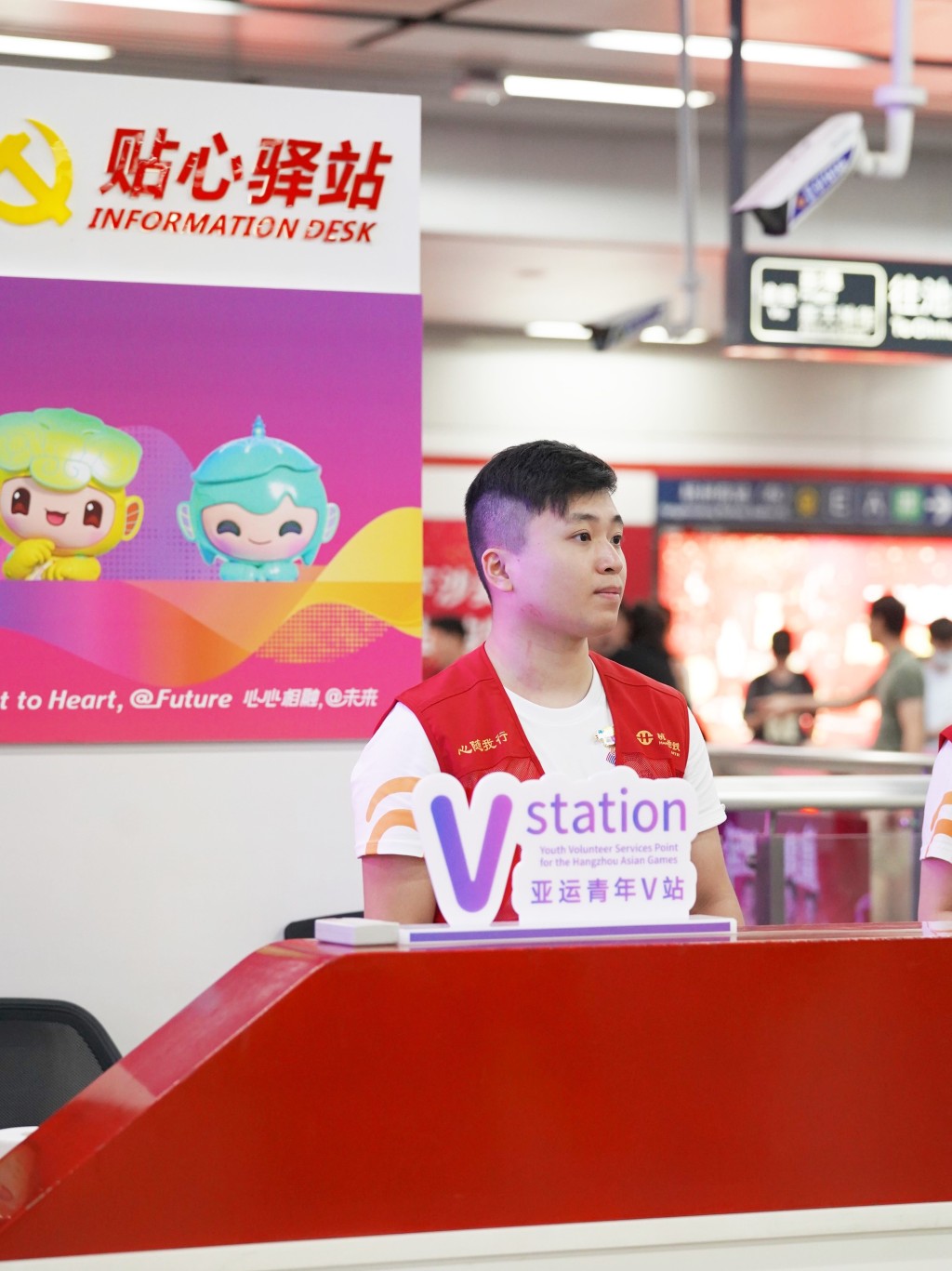 黃家明在杭州「火車東站」內的「貼心驛站」服務，為乘客提供協助。港鐵提供