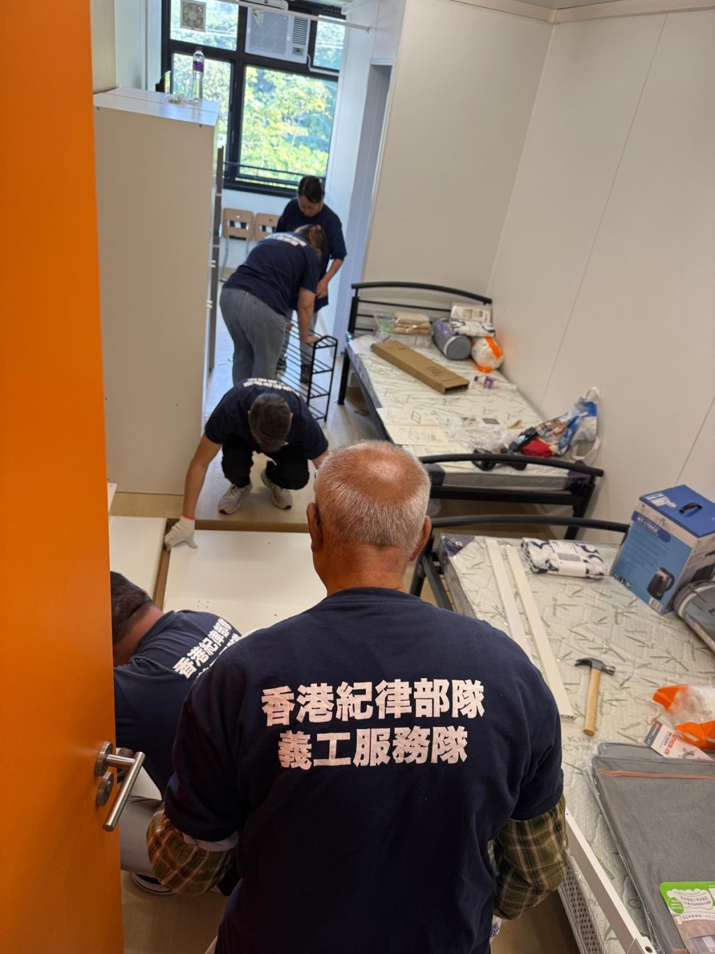 多名義工隊成員為災民裝嵌家具。