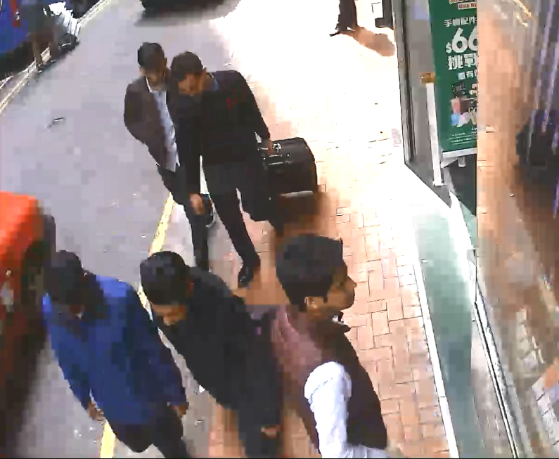 5名找換店職員護送現鈔。閉路電視