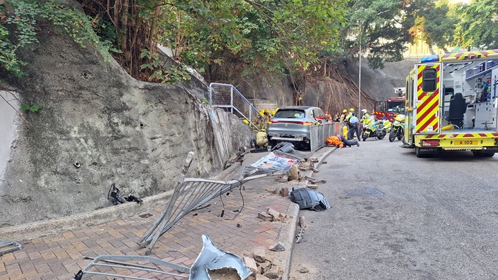 私家車失控剷上行人路。網圖