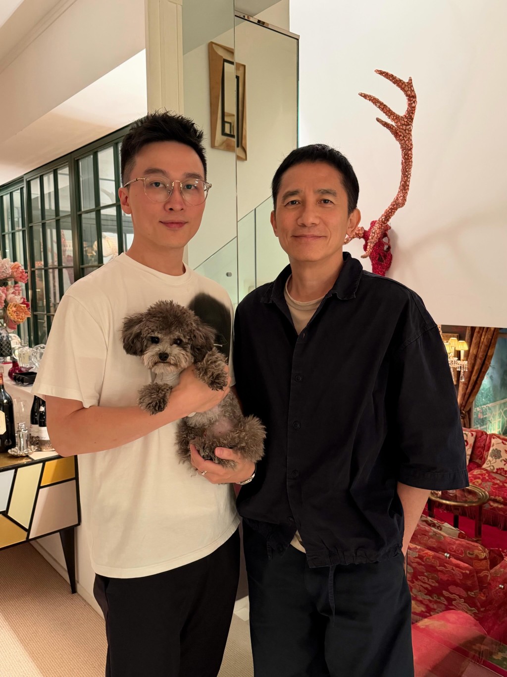 劉兆恩深邃五官加上氣質斯文,被網民讚神似姑丈梁朝偉。 劉兆恩深邃五官加上氣質斯文,被網民讚神似姑丈梁朝偉。