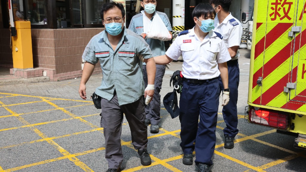 2名工人被威也夹伤手送院。