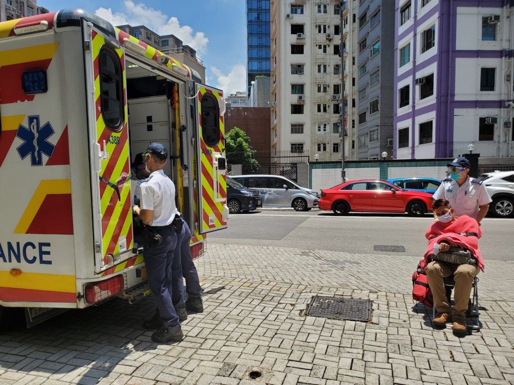 男子由救護車送院。葉君怡攝