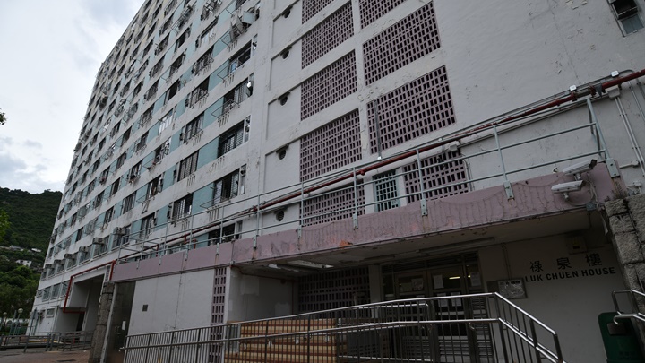 居於瀝源邨的64歲老翁圖爬窗逃避檢疫人員被拘捕。資料圖片