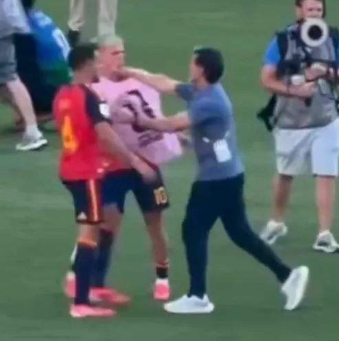 莫耶拉向丹尼爾奧莫揮拳。影片截圖 莫耶拉向丹尼爾奧莫揮拳。影片截圖