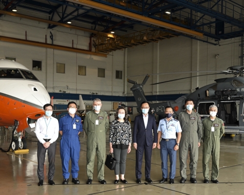 聶德權今日（18日）到訪政府飛行服務隊。