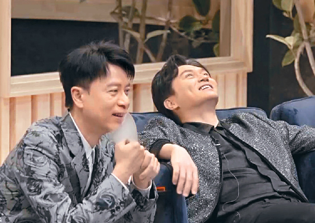 ■Chilam与李克勤在后台睇表演。 ■Chilam与李克勤在后台睇表演。