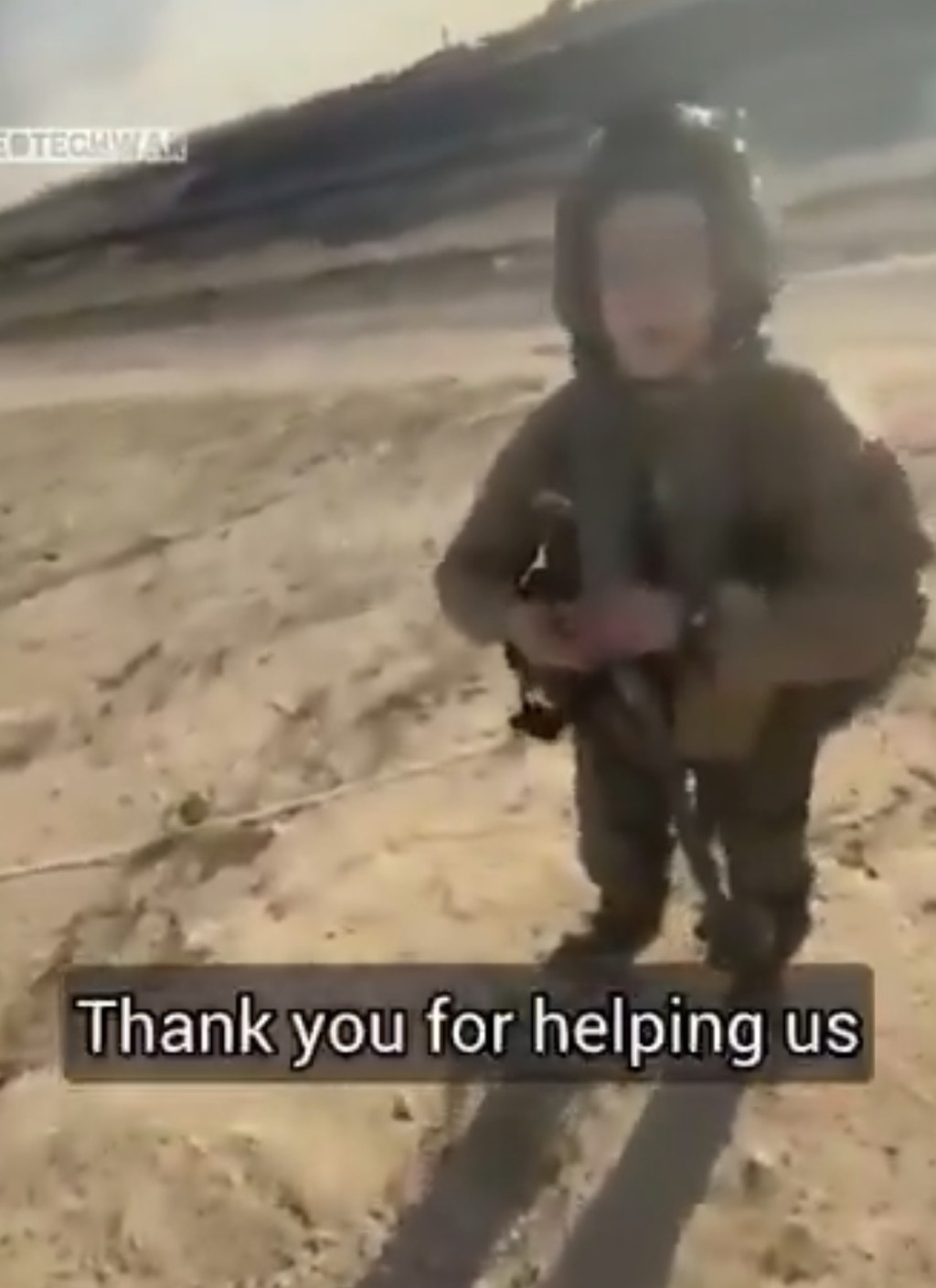 女飞官落地后，掌镜的当地男子立刻上前关心。(X@ Am Yisrael Chai)