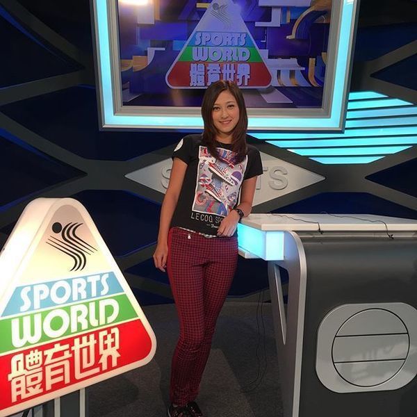 李思雅加入TVB后，一直主持《体育世界》。