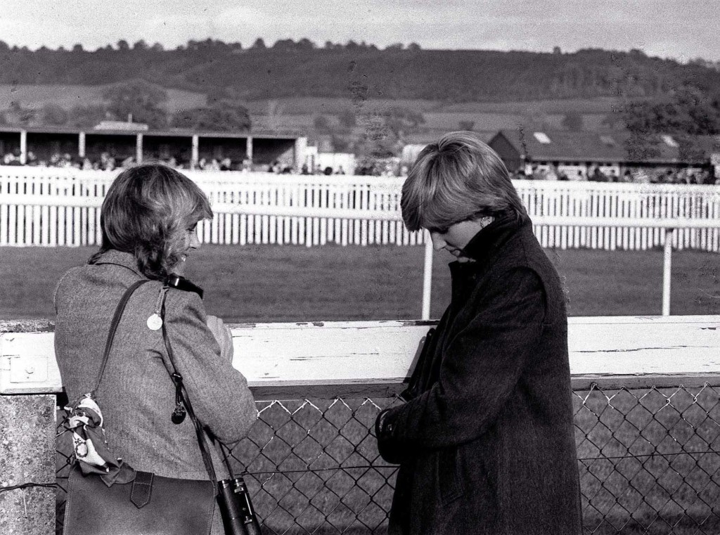卡米拉與查理斯一直保持好友好關係， 1980年10月24日，尚未和查理斯訂婚的戴安娜（右）與卡米拉一同現身Ludlow賽馬場。 美聯社