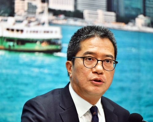 黃偉綸就樓宇復修資助計畫的加強措施會見記者。