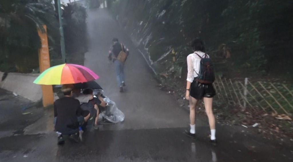濕滑長斜兩人喺條濕滑長斜路來回奔跑超過30次，加上天雨路滑，有啲危險。