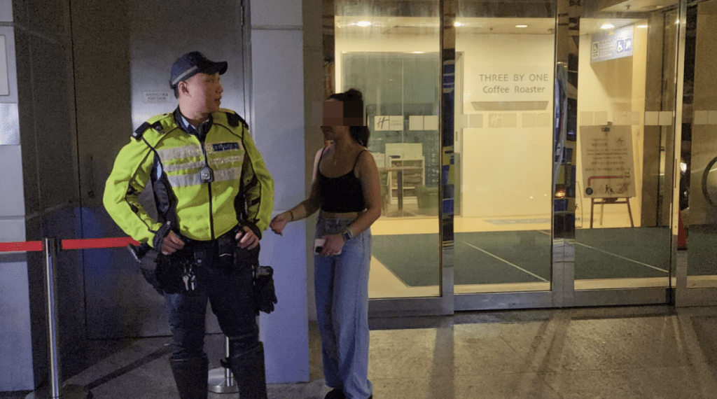現場所見,其身穿便服的女友一直留在路旁等候,並未隨警員離開。黎志偉攝 現場所見,其身穿便服的女友一直留在路旁等候,並未隨警員離開。黎志偉攝