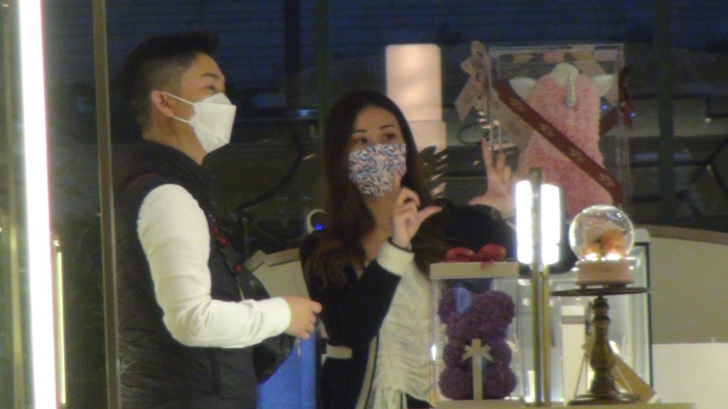 李博士揀了一隻以粉紅永生花砌成的兔公仔送老婆。