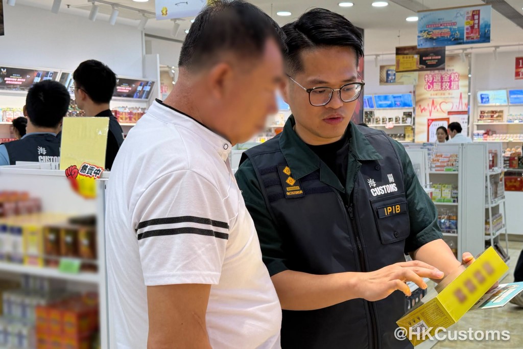 海關提醒旅客購物前要停一停、諗一諗,貨比三家就最穩陣。 海關提醒旅客購物前要停一停、諗一諗,貨比三家就最穩陣。
