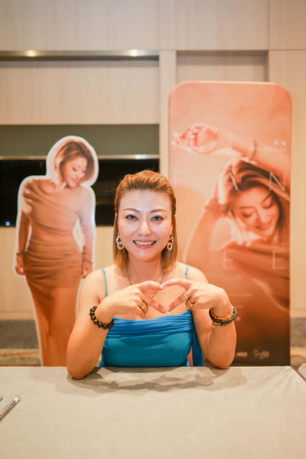 李佳活動上派心。