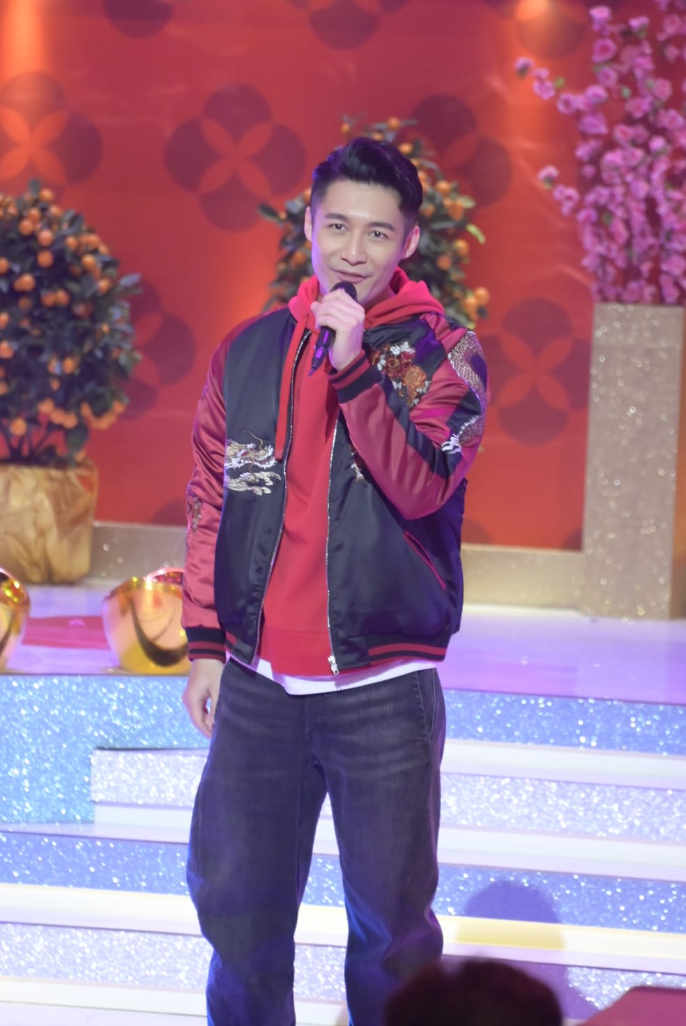 翟威廉為賀年節目表演唱歌。