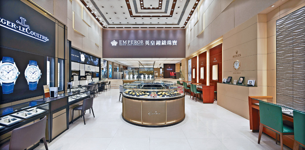 ■CEPA及港澳個人遊政策，促進香港旅遊及零售業，英皇鐘錶珠寶分店進駐多個黃金地段。