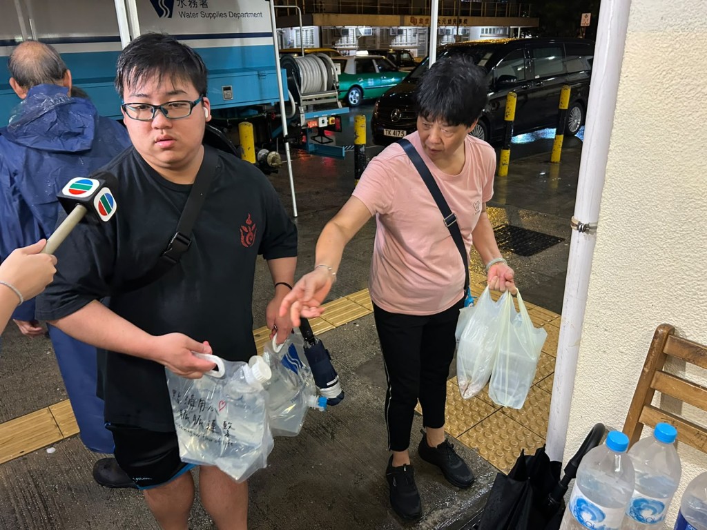 有市民冒雨到來取水應急。曾志恒攝